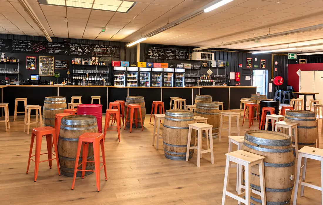 Le bar de Chez TonTon : comptoir, tonneaux et tabourets.